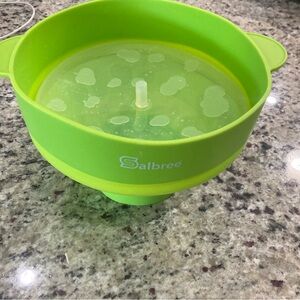 Preowned Salbree neon green silicone microwave popcorn maker with clear lid GUC